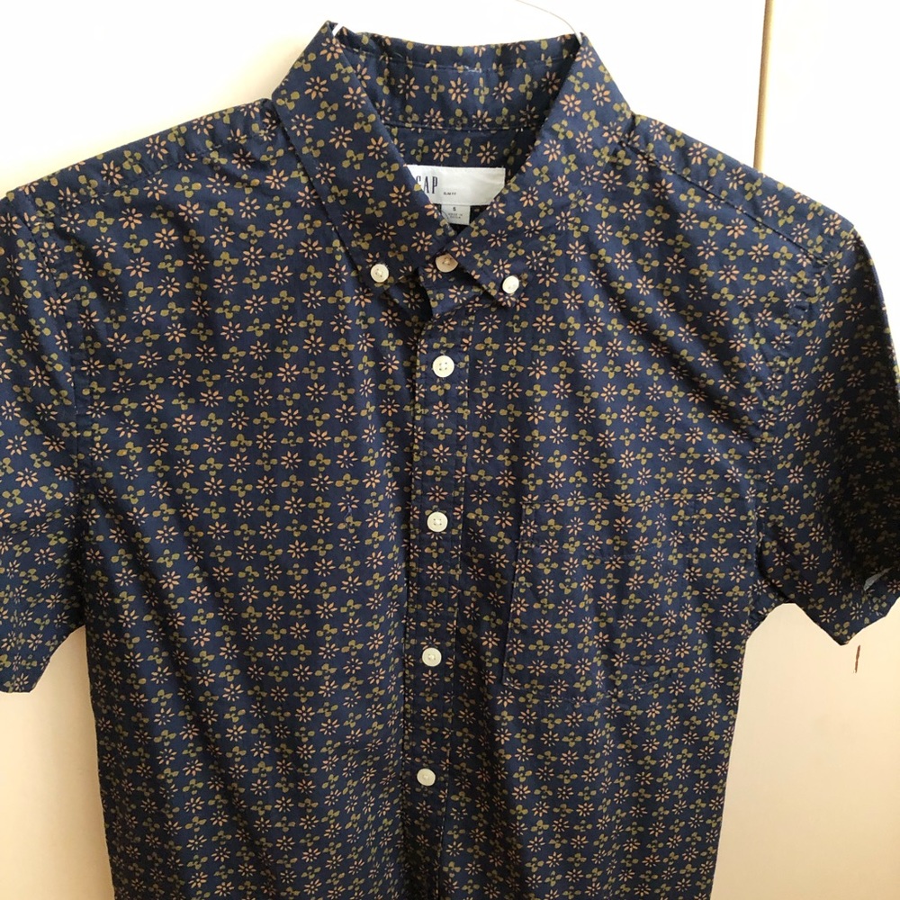 Gap size small short sleeve patterned shirt
